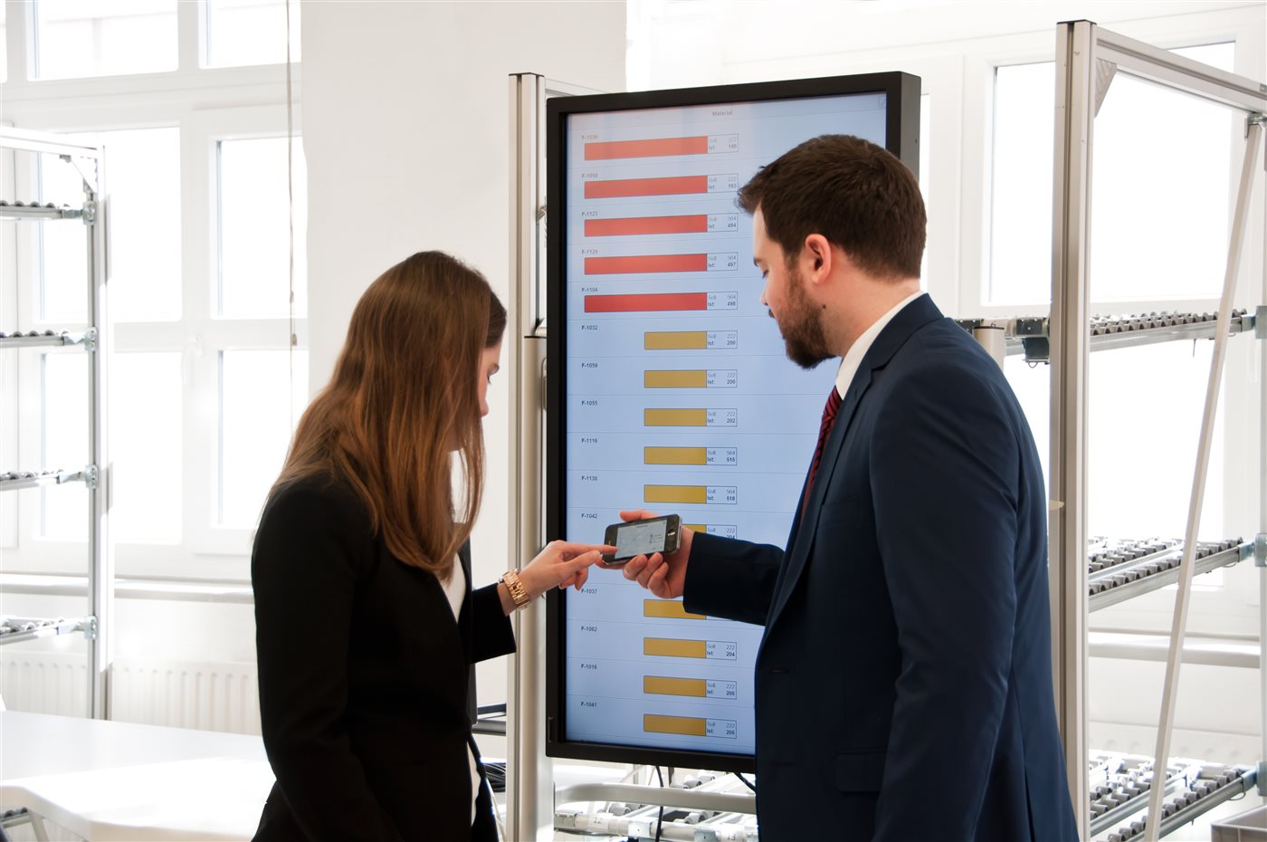 Gespräch vor Ort an einem Produktions-Dashboard