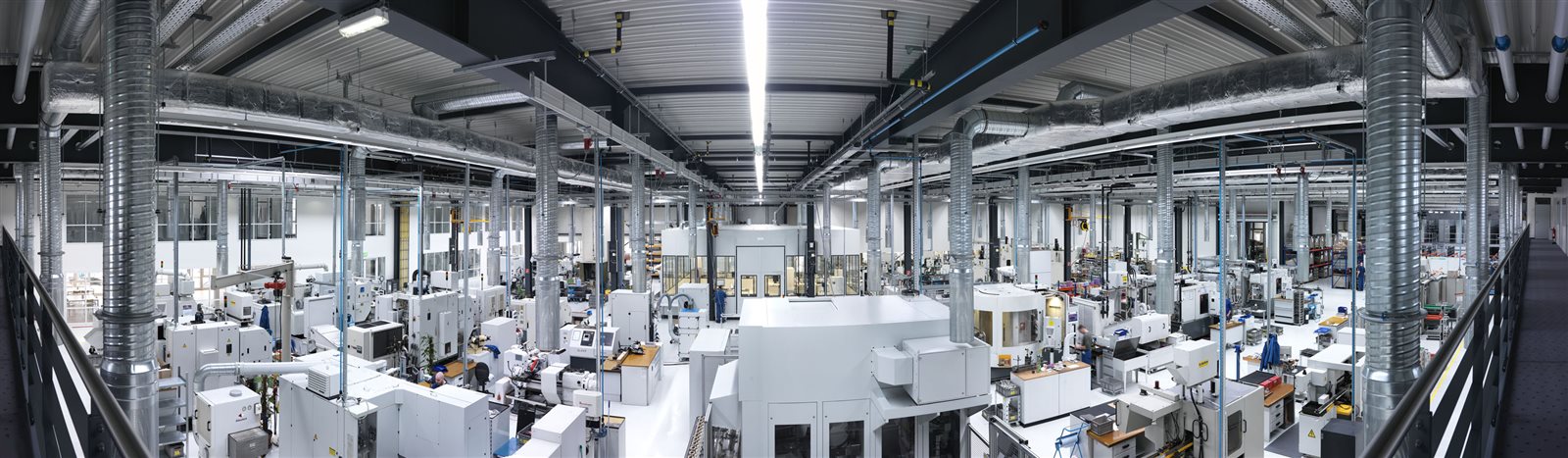 Produktionshalle mit vielen Anlagen